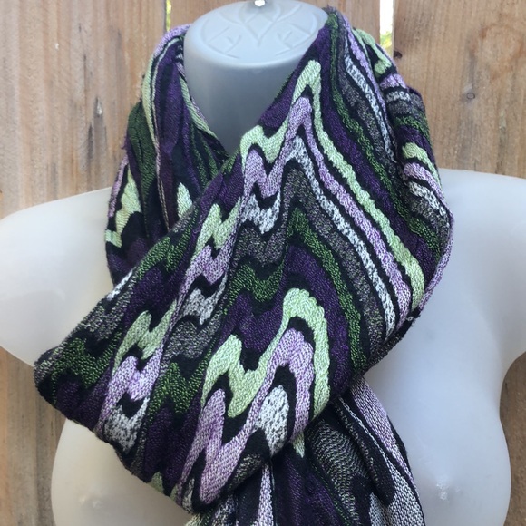 Tolani 100% Viscose Scarf Shawl w/fringe. Purple & Green Shades, wavy pattern - Picture 13 of 16